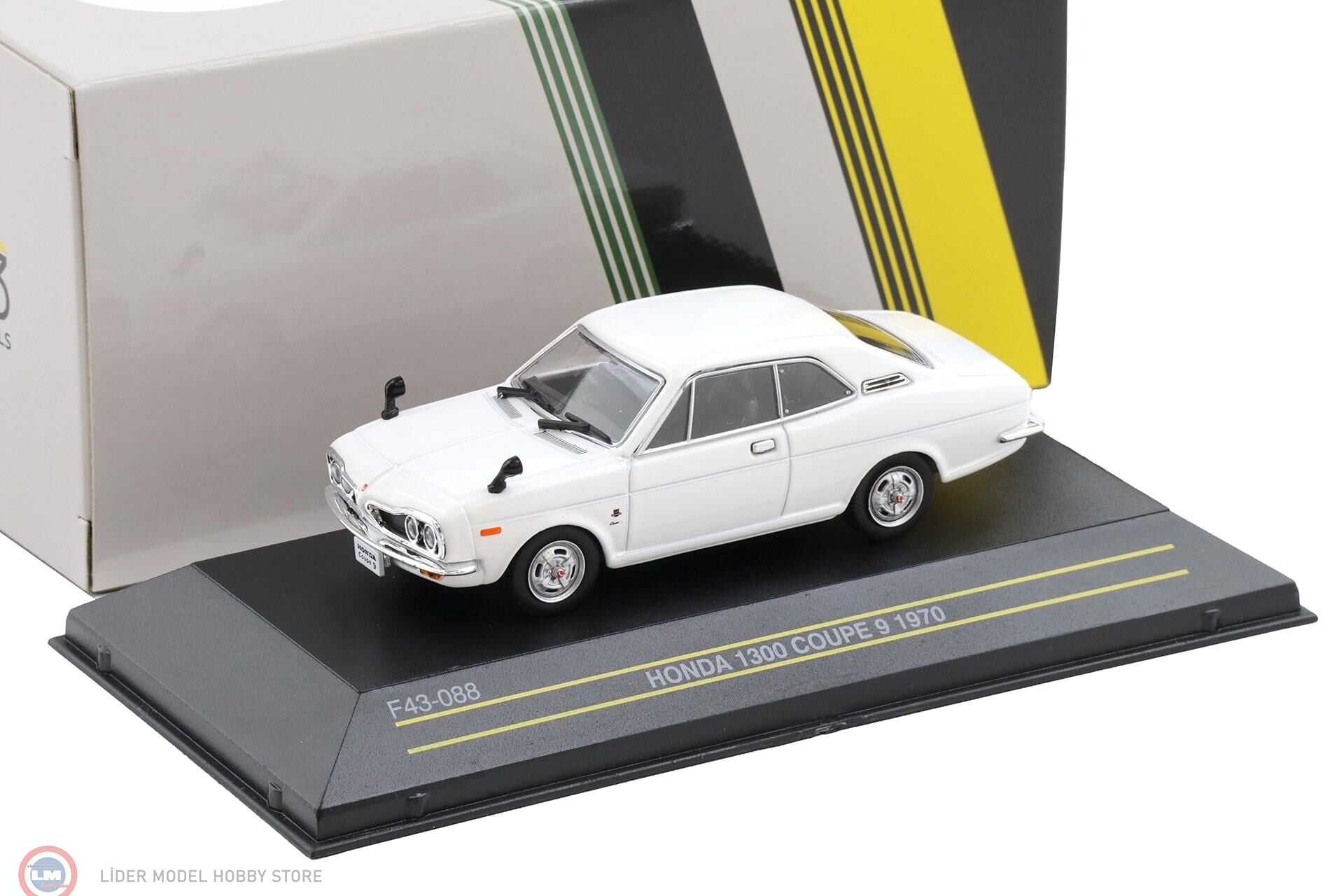 1:43 FIRST43 1970 Honda 1300 Coupe 9