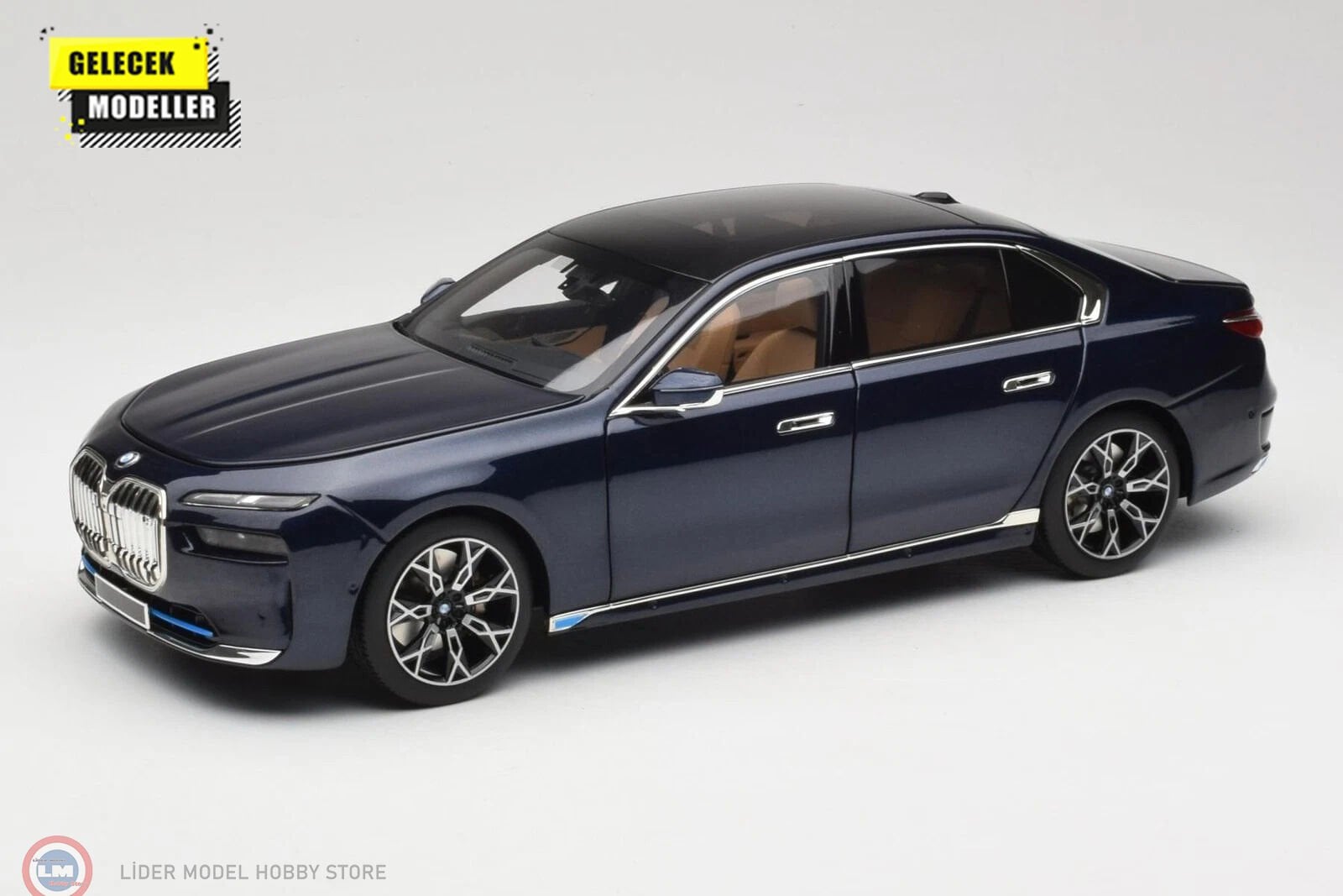 1:18 Minichamps 2022 BMW i7 G70