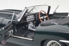1:18 Autoart 1961 Jaguar E-Type Roadster Series I 3.8 Signature
