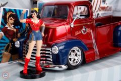 1:24 Jada 1952 Chevrolet COE Pickup Wonder Woman including Wonder Woman figure