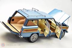 1:18 Jeep GRAND WAGONEER 1989 - Light Blue / Vanilla & Wood Panels
