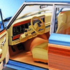 1:18 Jeep GRAND WAGONEER 1989 - Light Blue / Vanilla & Wood Panels