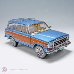 1:18 Jeep GRAND WAGONEER 1989 - Light Blue / Vanilla & Wood Panels