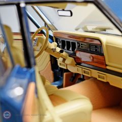 1:18 Jeep GRAND WAGONEER 1989 - Light Blue / Vanilla & Wood Panels