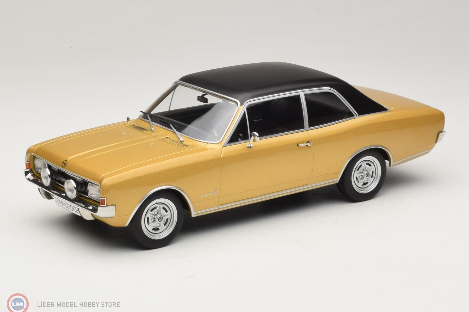 1:18 MCG 1967 Opel Commodore A