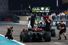 1:18 Mercedes Benz AMG Petronas #44 Abu Dhabi GP 2024 Formula 1 W15 EQ - LAST RACE -Lewis Hamilton Figürlü